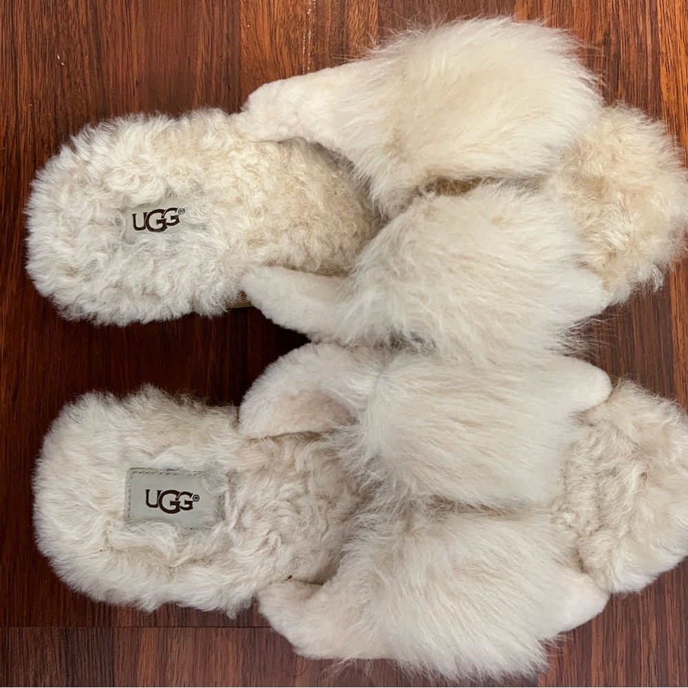 Ugg Slippers Size 9 -lightly worn, cleaning out my closet so make an offer!